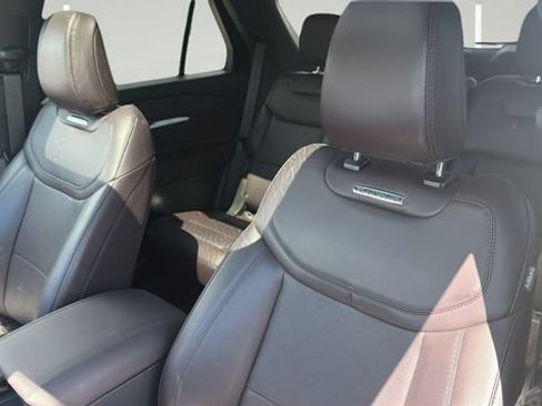 Used 2025 Ford Explorer Platinum AWD/4WD image 13
