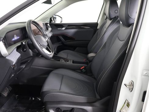 Used 2025 Volkswagen Tiguan SE AWD/4WD image 30