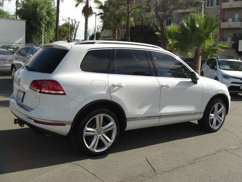 Used 2016 Volkswagen Touareg Executive image 14