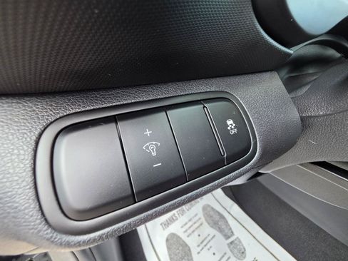 Used 2023 Hyundai Venue SEL FWD image 15