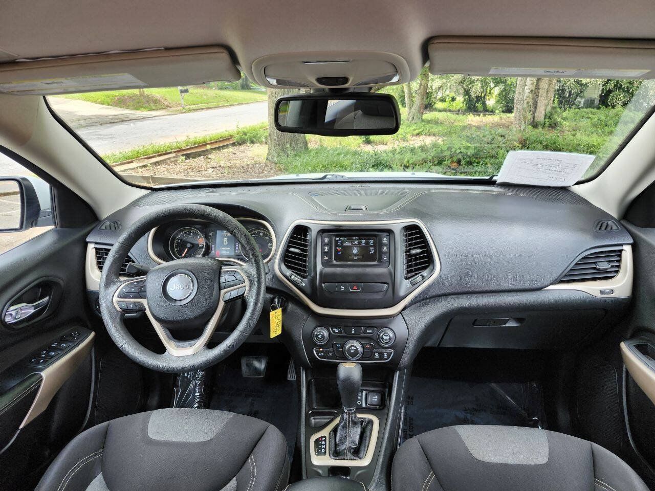 Used 2018 Jeep Cherokee Latitude w/ Mobile Office Group FWD image 9