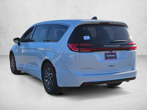 New 2027 Chrysler Pacifica Limited FWD image 9