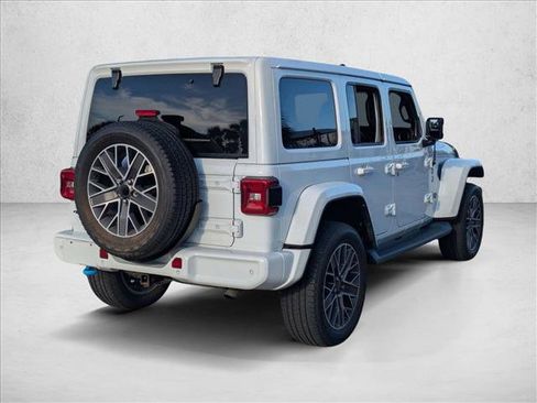 Used 2022 Jeep Wrangler Unlimited Sahara AWD/4WD image 5