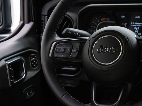 Used 2025 Jeep Wrangler Unlimited Rubicon w/ Technology Group image 37