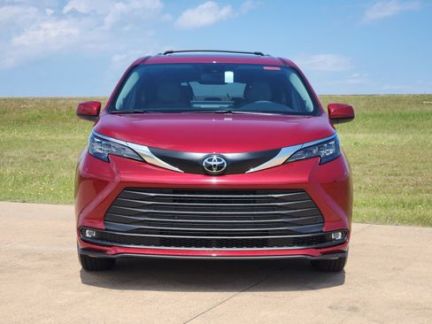 New 2026 Toyota Sienna XLE FWD image 6