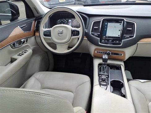 Used 2021 Volvo XC90 T5 Momentum w/ Advanced Package image 4