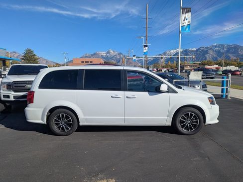 Used 2019 Dodge Grand Caravan SE image 2