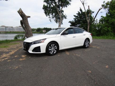 Used 2024 Nissan Altima 2.5 S FWD image 2