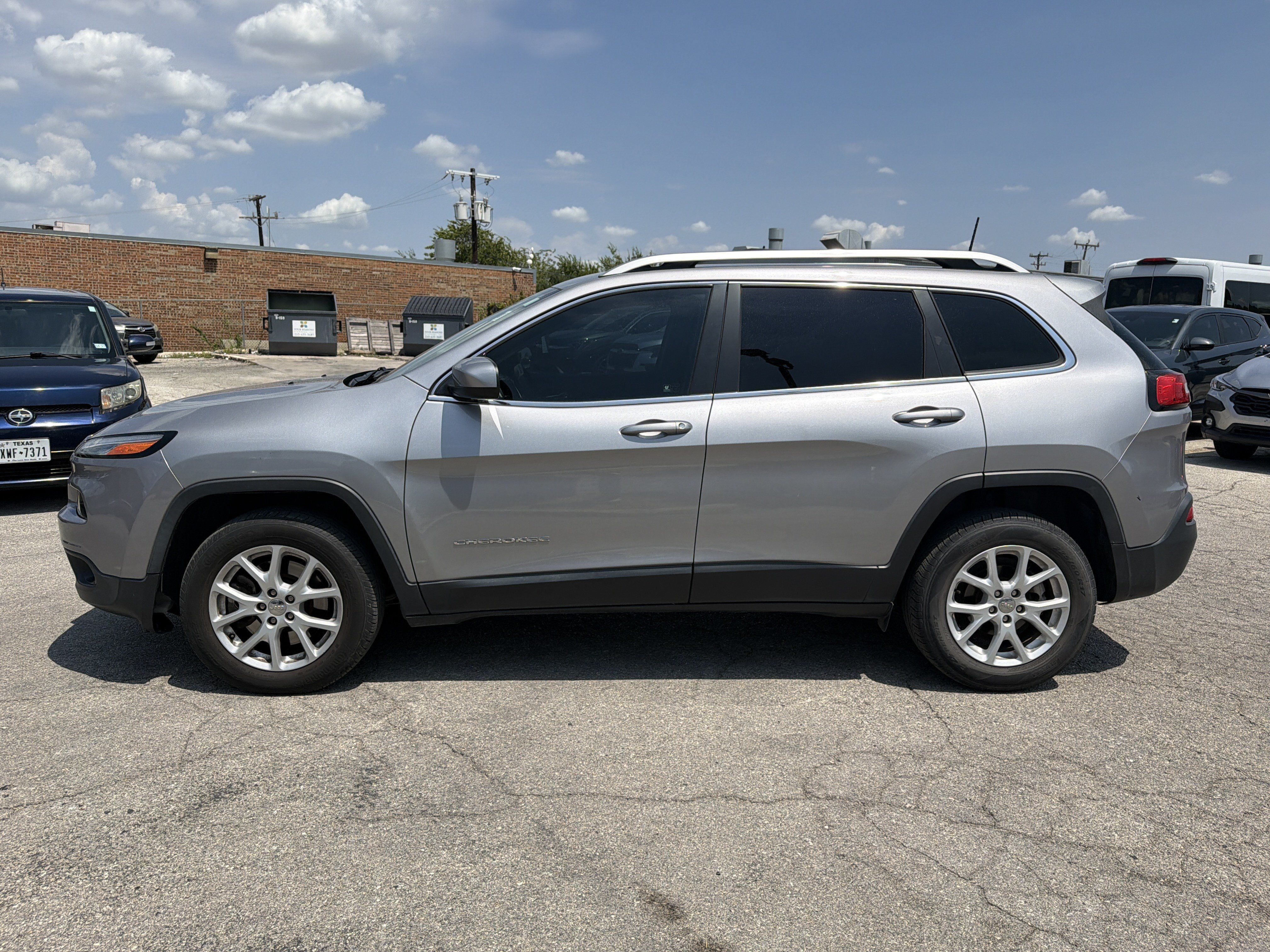 Used 2018 Jeep Cherokee Latitude FWD image 6