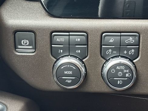 Used 2025 GMC Sierra 1500 SLT w/ SLT Premium Plus Package AWD/4WD image 30