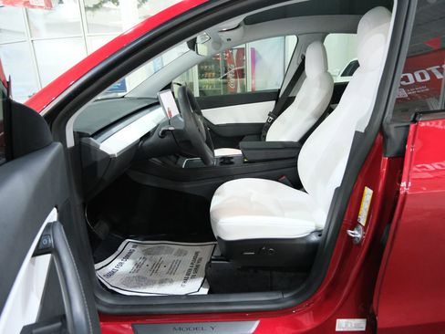 Used 2021 Tesla Model Y Performance image 17