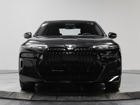 Used 2023 BMW 760i xDrive w/ Executive Package image 25