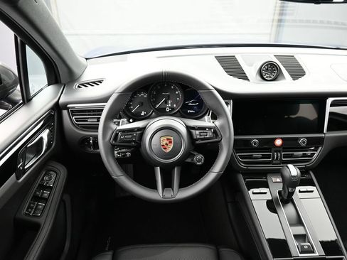 Certified 2026 Porsche Macan AWD/4WD image 18