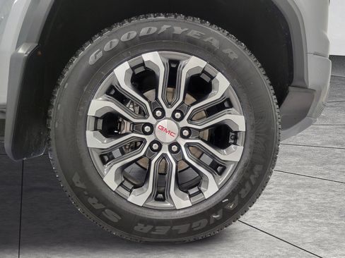 Used 2023 GMC Canyon Denali image 9