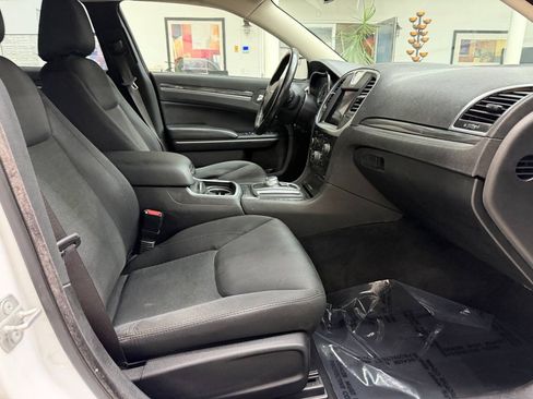 Used 2020 Chrysler 300 Touring w/ Sport Appearance Package AWD/4WD image 18