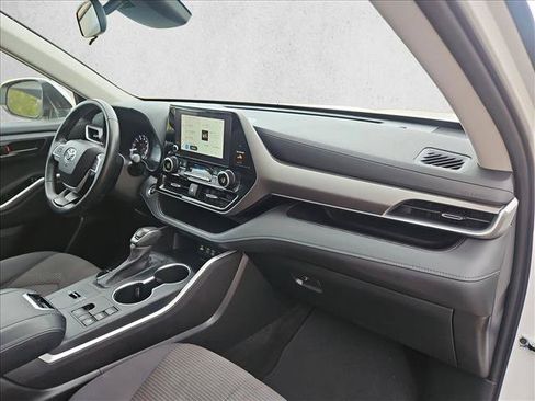 Used 2025 Toyota Highlander LE FWD image 22