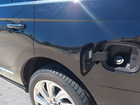 Used 2024 Lincoln Navigator Premiere AWD/4WD image 24