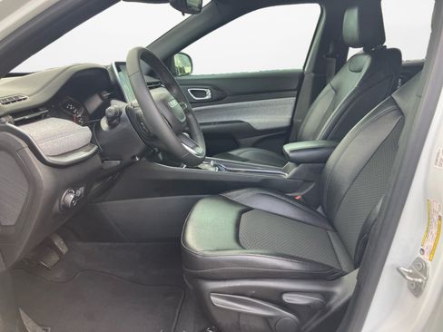 Used 2025 Jeep Compass Latitude AWD/4WD image 11