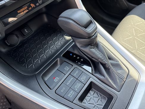 Used 2022 Toyota RAV4 XLE AWD/4WD image 22