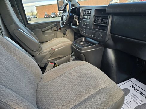 Used 2017 GMC Savana 3500 image 21