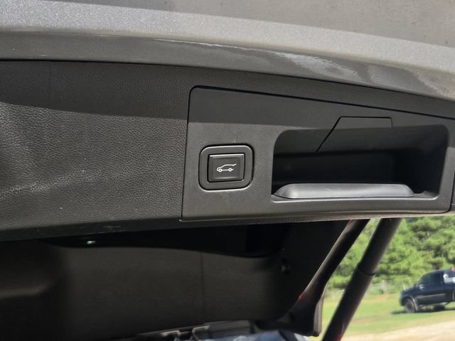 Used 2024 Cadillac XT4 Luxury w/ Cold Weather Package FWD image 16