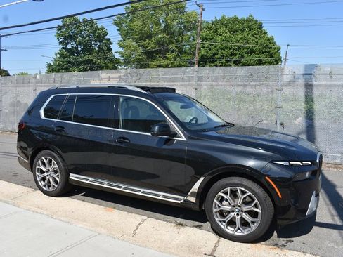 Used 2025 BMW X7 xDrive40i w/ Premium Package AWD/4WD image 5
