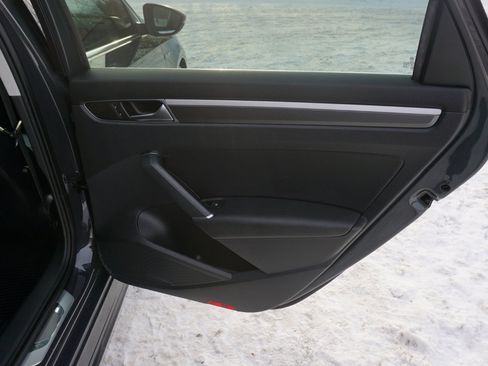 Used 2017 Volkswagen Passat 1.8T R-Line w/ R-Line Lighting Package image 25