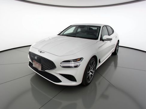 Used 2025 Genesis G70 2.5T image 3