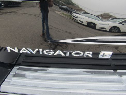 Used 2016 Lincoln Navigator L Select image 11