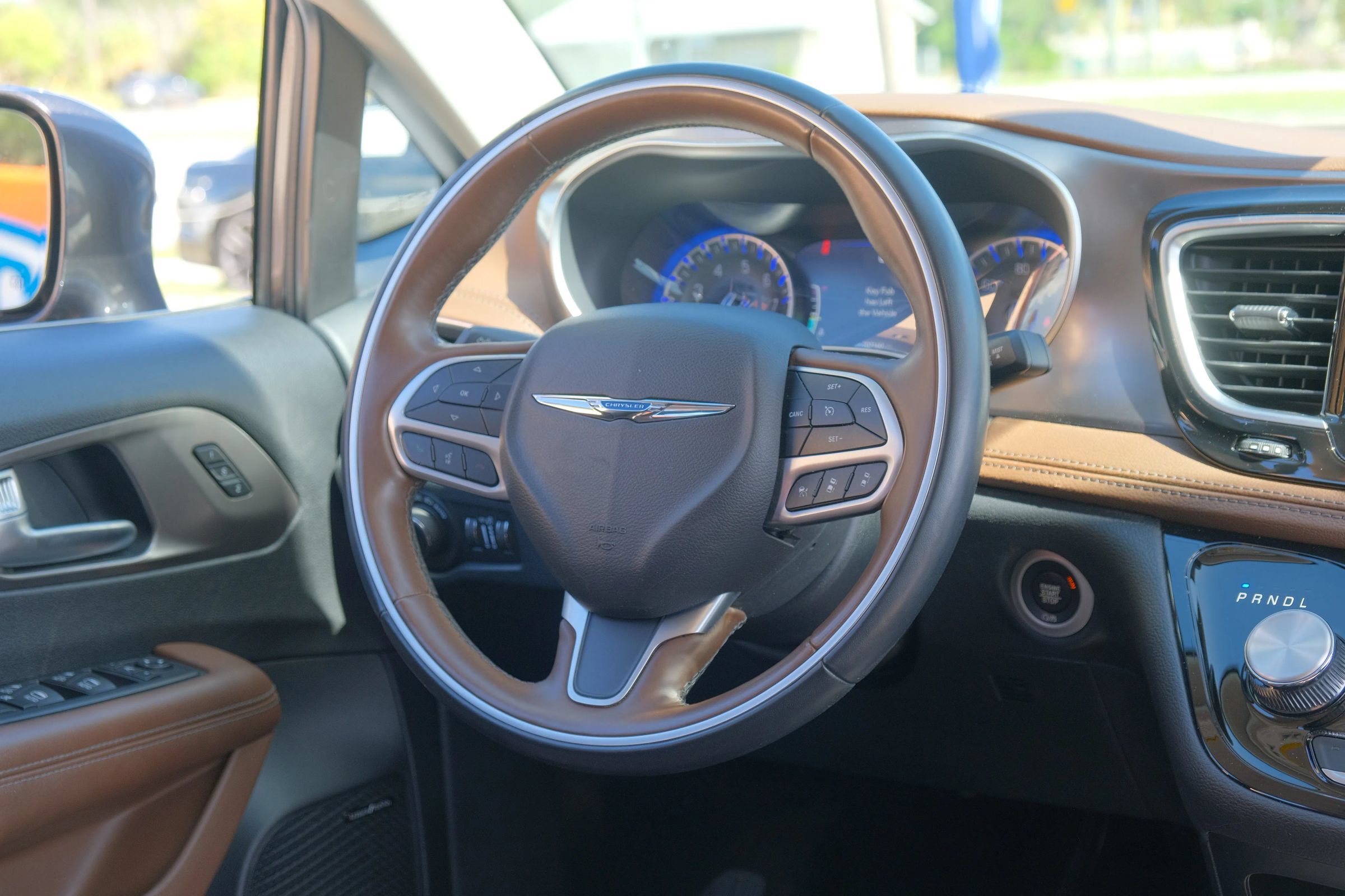 Used 2018 Chrysler Pacifica Limited w/ Tire & Wheel Group FWD image 30