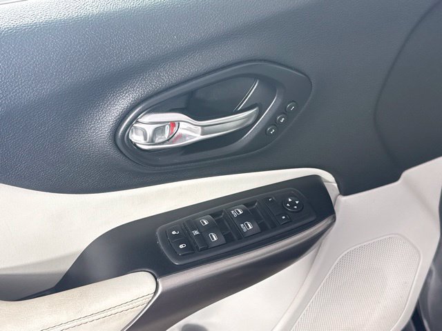 Used 2019 Jeep Cherokee Limited w/ Luxury Group AWD/4WD image 14