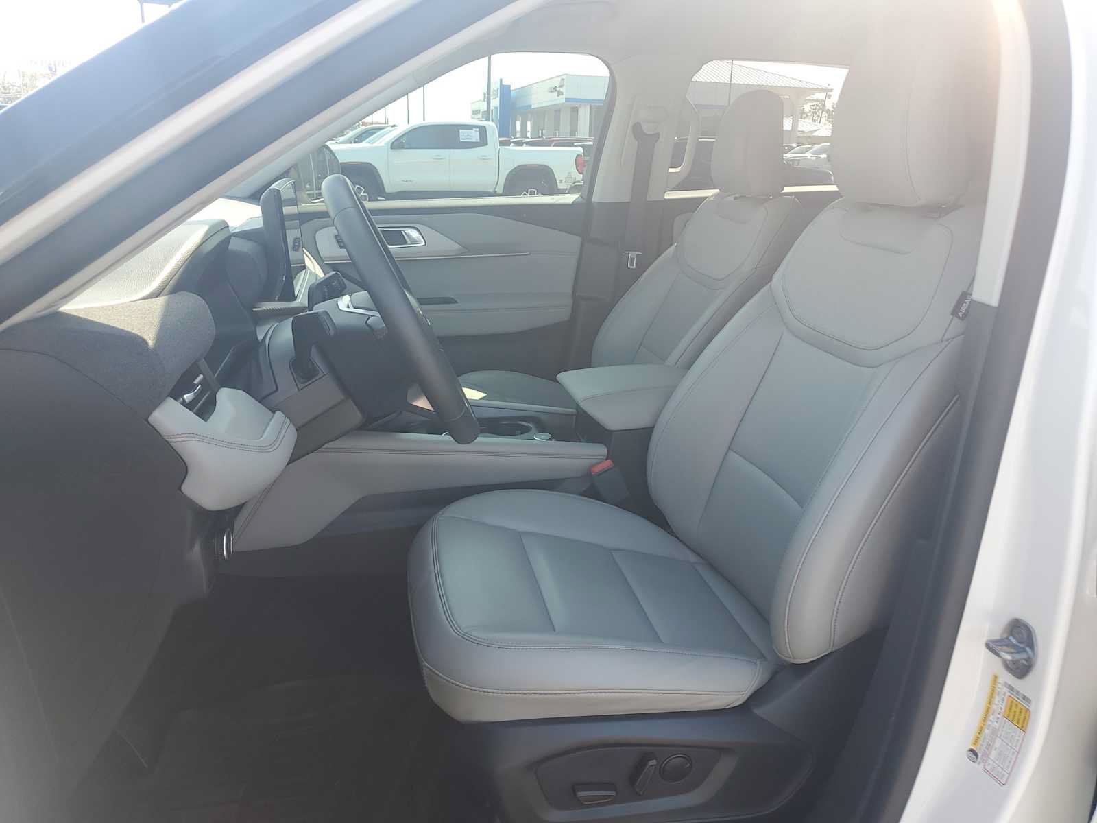 Used 2025 Ford Explorer Active w/ Active Comfort Package RWD image 18