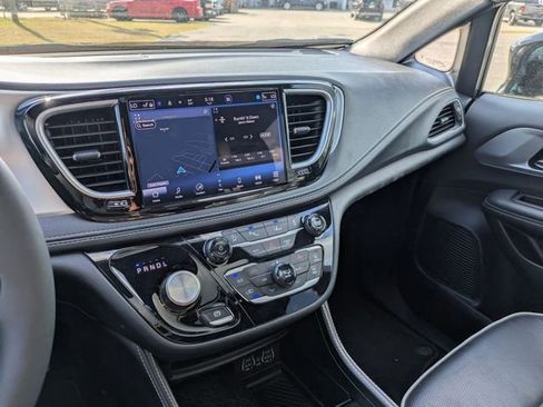 Used 2025 Chrysler Pacifica Limited FWD image 19