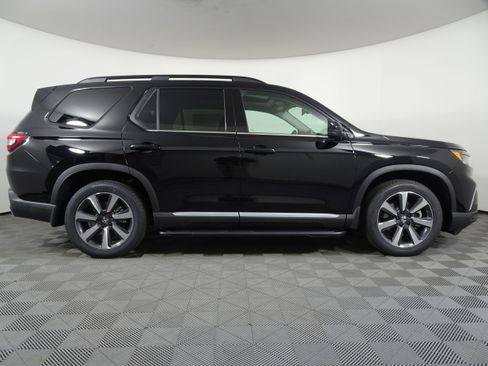 New 2025 Honda Pilot Touring image 2