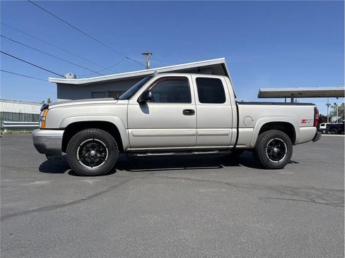 Used 2006 Chevrolet Silverado 1500 LT w/ Onstar Plus Package AWD/4WD image 2