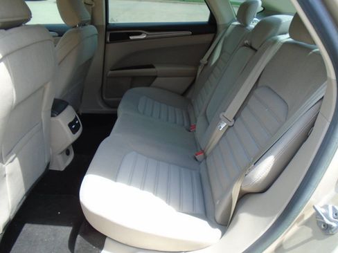Used 2017 Ford Fusion SE FWD image 8