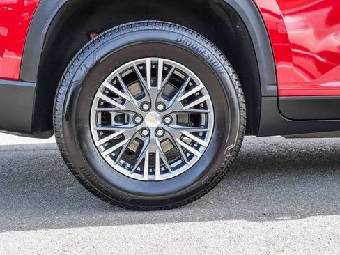 Used 2025 Chevrolet Traverse LT image 9