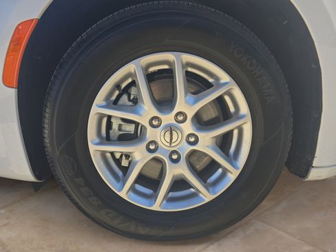 Certified 2024 Chrysler Pacifica Touring-L image 22