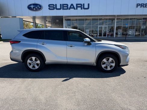 Used 2020 Toyota Highlander LE image 2