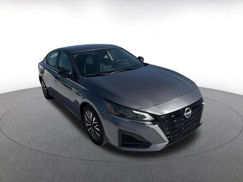 Used 2025 Nissan Altima 2.5 SV FWD image 3