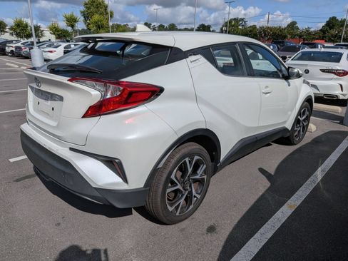 Used 2020 Toyota C-HR XLE FWD image 2