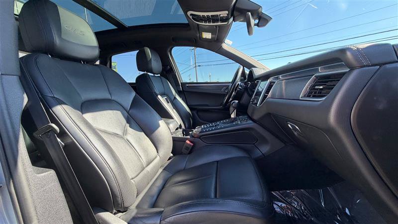 Used 2018 Porsche Macan GTS w/ Premium Package Plus AWD/4WD image 38