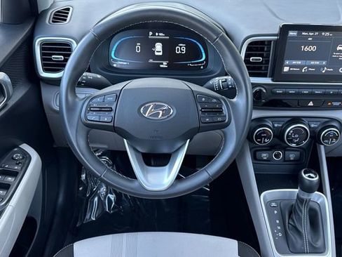 Used 2025 Hyundai Venue SEL FWD image 16