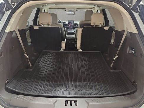 Used 2020 Ford Explorer Platinum w/ Premium Technology Package image 24