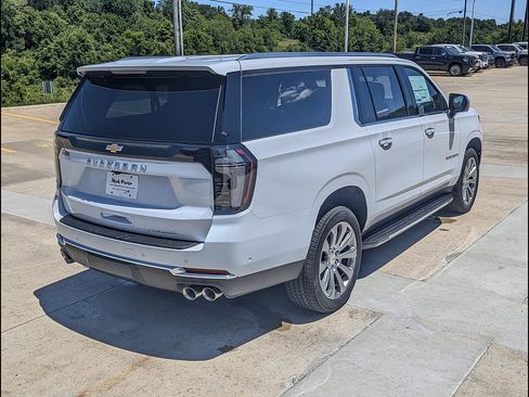 New 2026 Chevrolet Suburban Premier w/ Sun And Tow Package AWD/4WD image 7
