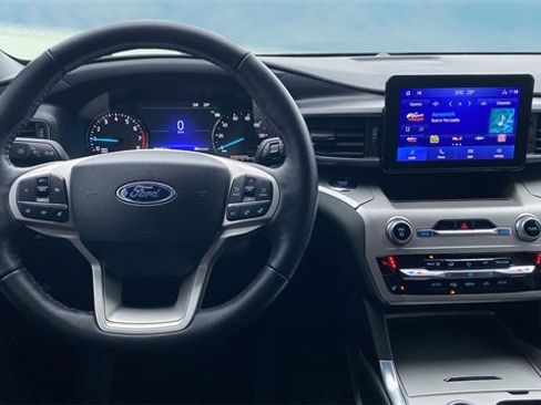 Used 2022 Ford Explorer XLT w/ Equipment Group 202A image 9