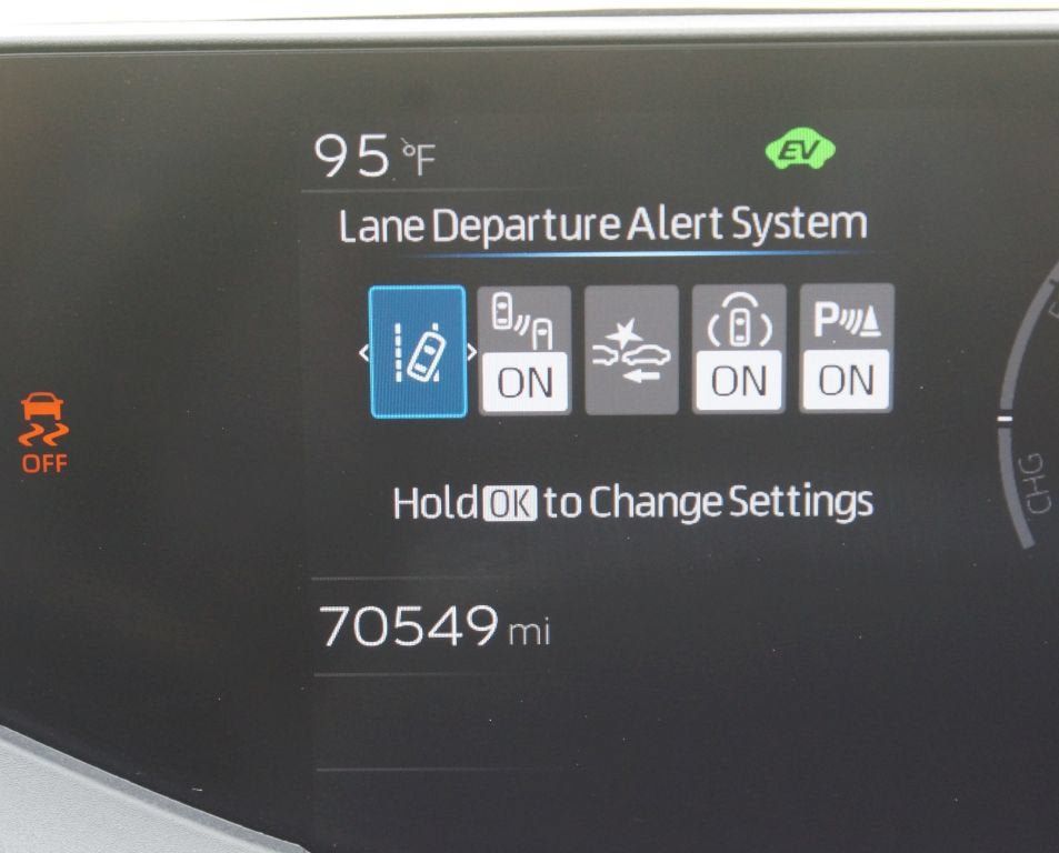 Used 2023 Toyota Prius LE FWD image 4