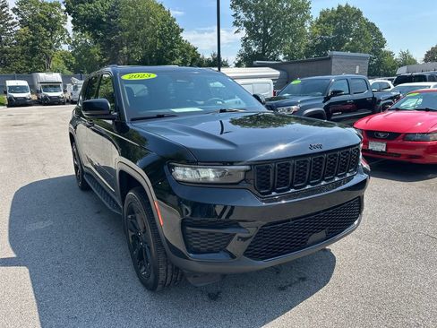 Used 2023 Jeep Grand Cherokee Altitude AWD/4WD image 4