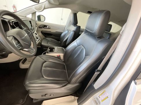 Used 2023 Chrysler Pacifica Touring-L FWD image 11