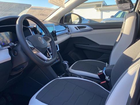 New 2026 Volkswagen Taos SE image 7
